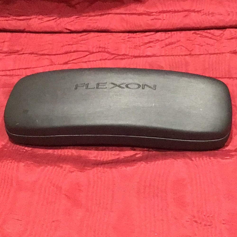 Flex on eye glass case